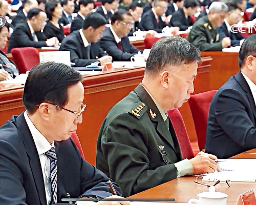 湖北前书记蒋超良（右）与陆军司令员韩卫国（中）、农业部长韩长赋（左）并排而座。央视画面