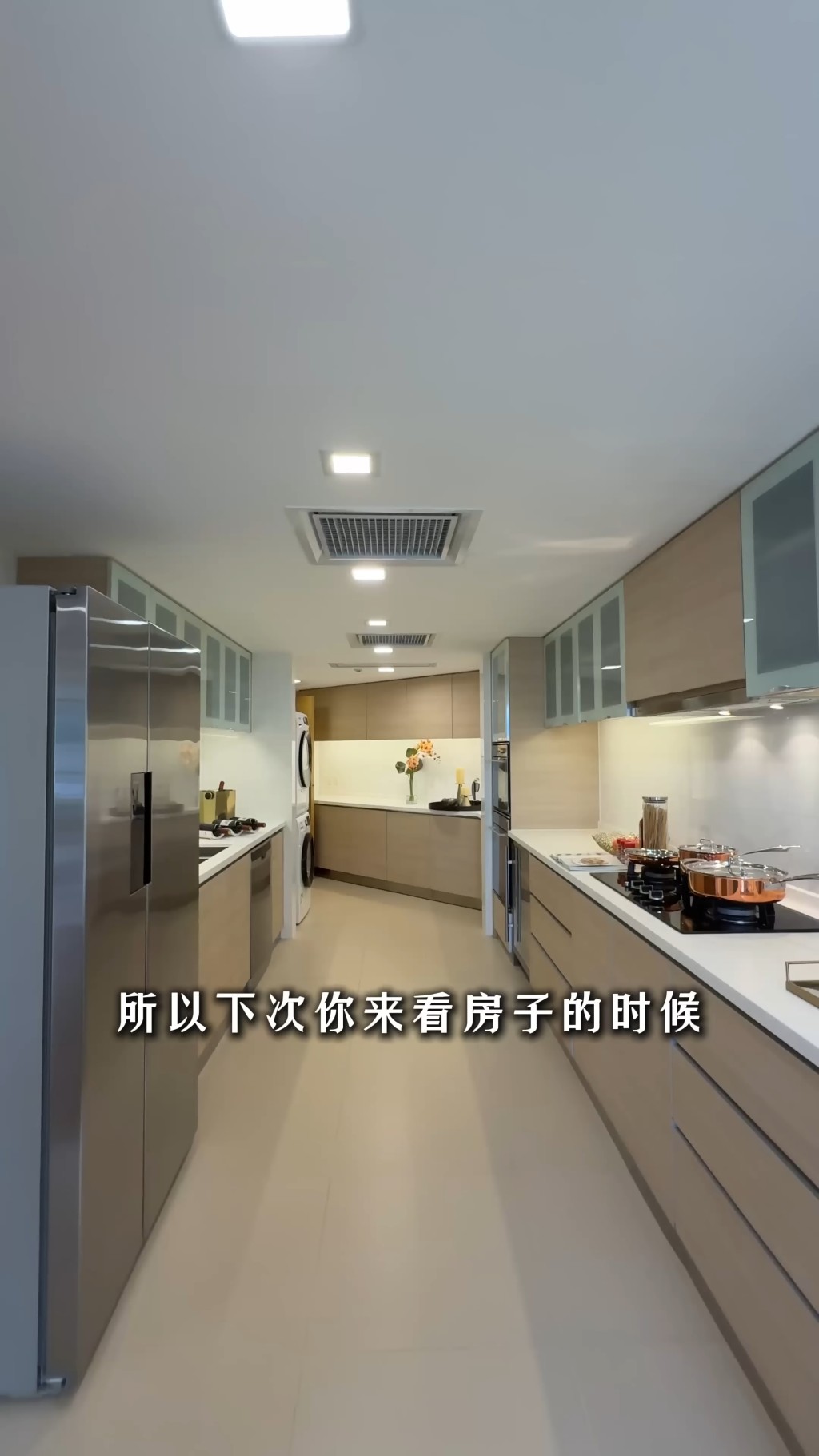 廚房以長形設計。（YouTube頻道「呂米高房產」截圖）