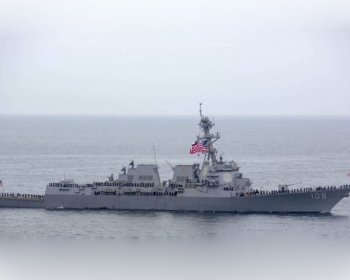 美國海軍伯克級導彈驅逐艦「邁耶號」，28日駛入南海永暑礁和美濟礁12海里範圍內，執行「自由航行」任務。（網圖）