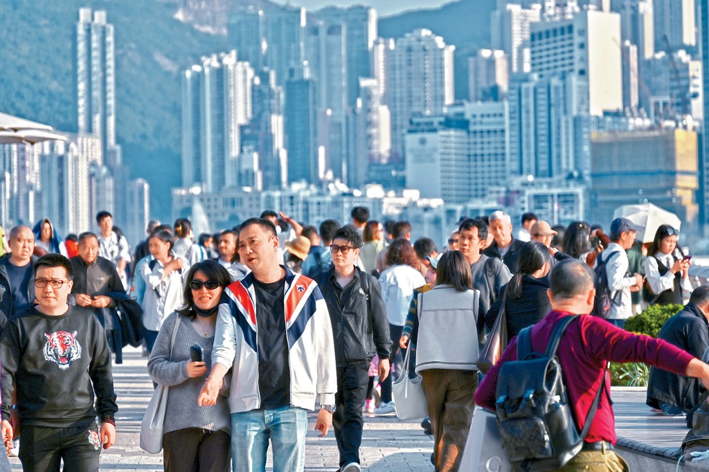 去年全年訪港旅客初步數字為3400萬人次，當中8成以內地客為主。 
