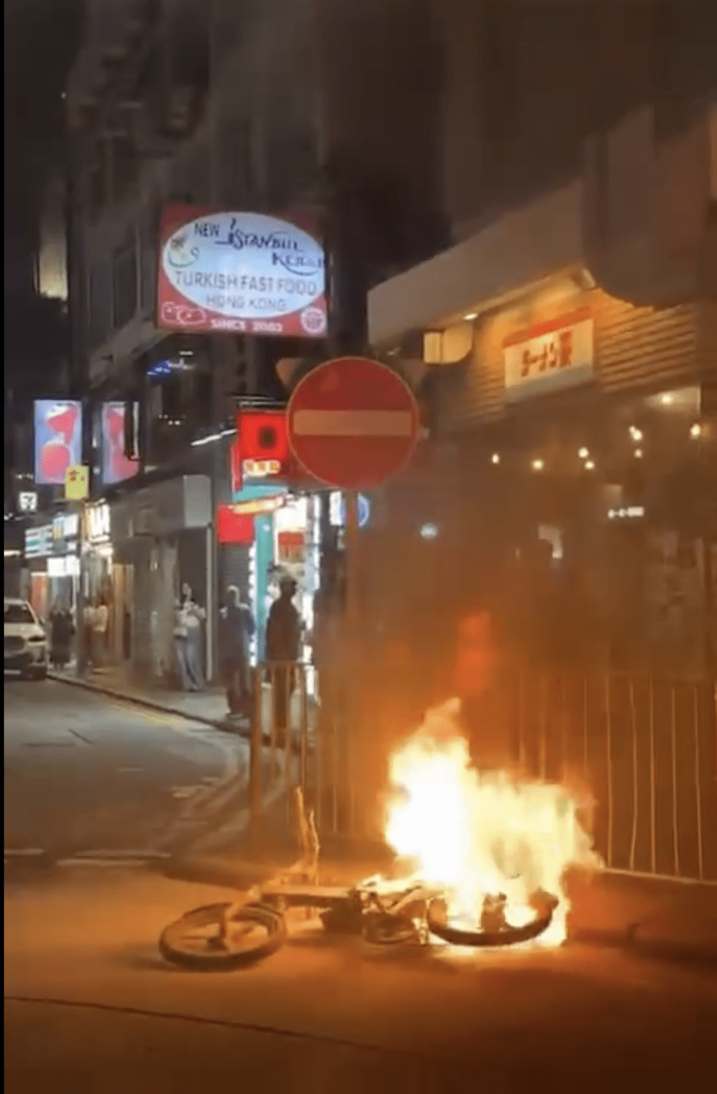 期間懷疑電池受熱影響，火勢一度加劇，更傳出爆響聲。網片截圖