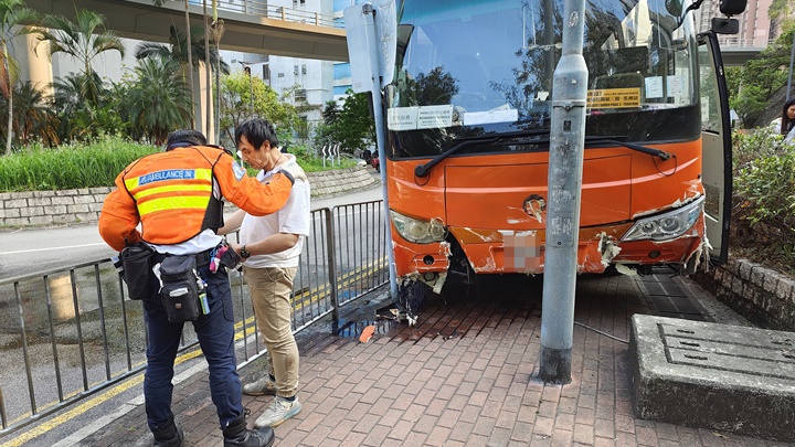旅游巴司机报称受伤送院。