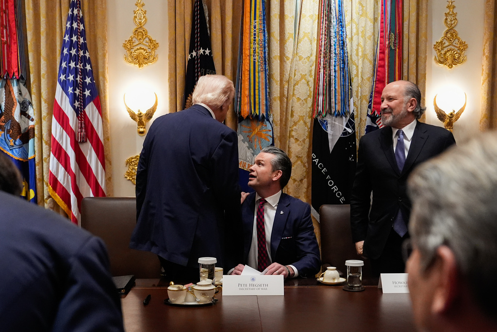 會議結束後特朗普曾拍赫格塞思肩膀。美聯社 會議結束後特朗普曾拍赫格塞思肩膀。美聯社