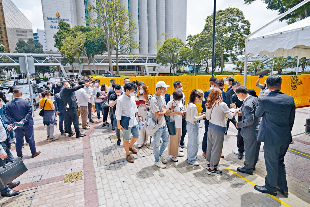 錦上路站柏瓏I準買家烈日下排隊，等候入市心水單位。