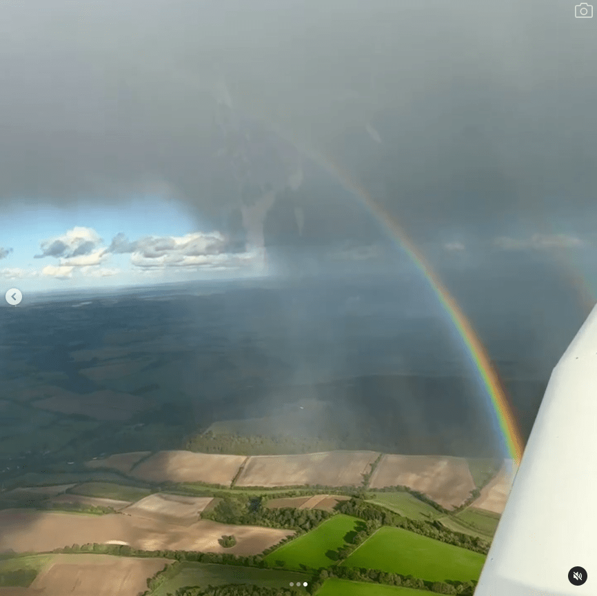 麥大力在飛行時，拍攝了雨後陽光有彩虹的影片。