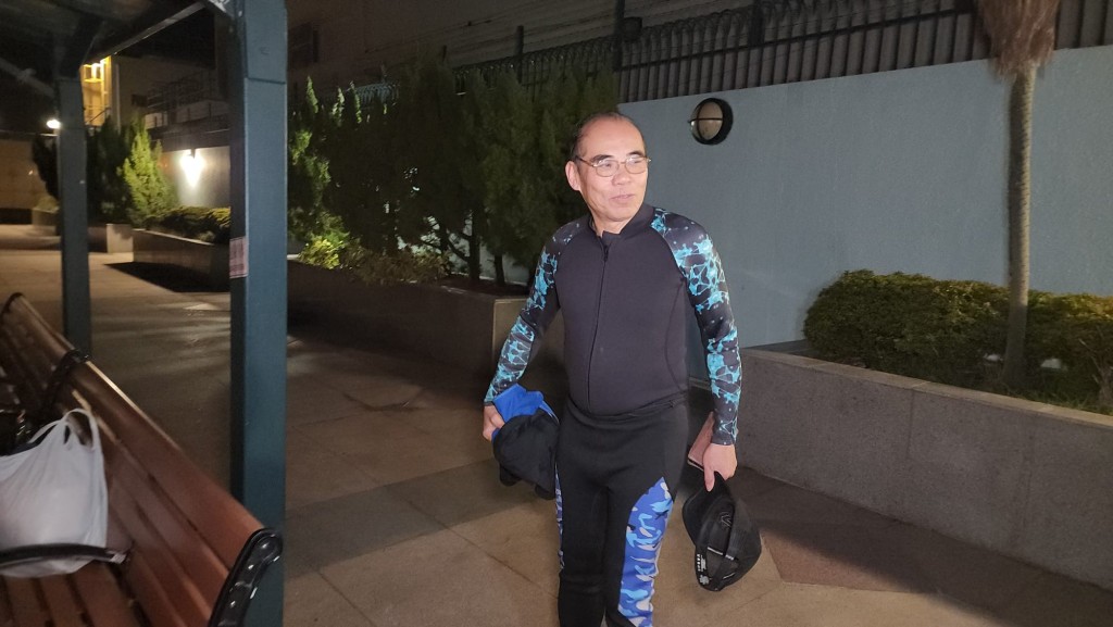 另一位晨泳常客、外號「大隻輝」的70餘歲林先生，今早亦帶同蛙鞋等專業裝備到場。黎志偉攝