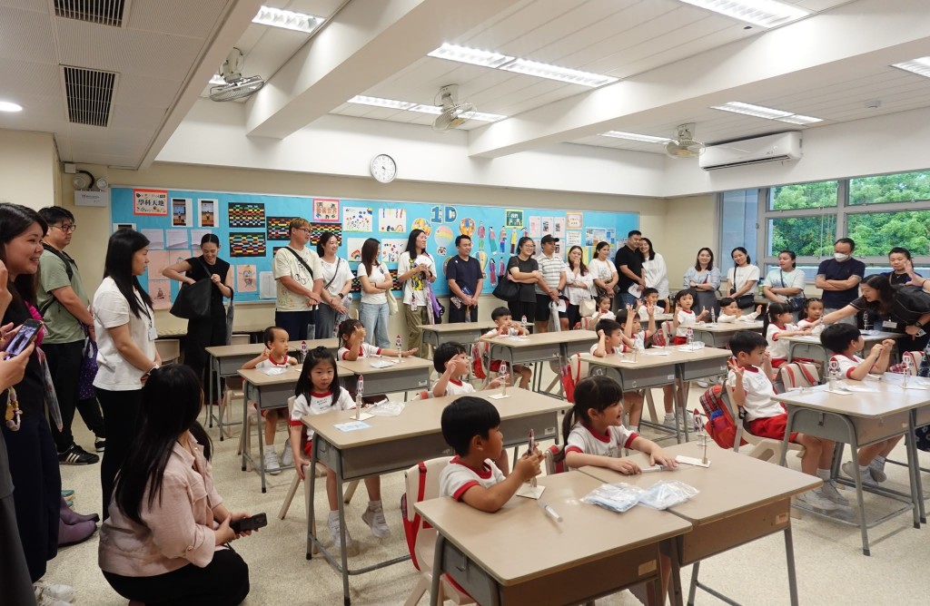 學校會安排K3學校到區內小學參觀,提早了解小學校舍及校園生活。(圖片來源:受訪學校提供) 學校會安排K3學校到區內小學參觀,提早了解小學校舍及校園生活。(圖片來源:受訪學校提供)