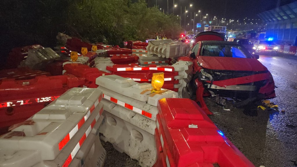 一輛平治私家車撞毀水馬，司機事後逃去無蹤。黎志偉攝