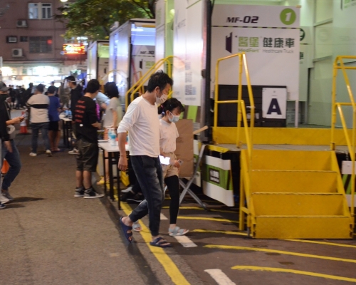 接受強制檢測的凱譽居民及工作人員。資料圖片