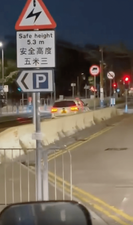 私家車沿路軌行駛約百米,至元朗洪元路泉薈停車場對開的分岔位置,始駛離路軌範圍。fb@屯門友 私家車沿路軌行駛約百米,至元朗洪元路泉薈停車場對開的分岔位置,始駛離路軌範圍。fb@屯門友