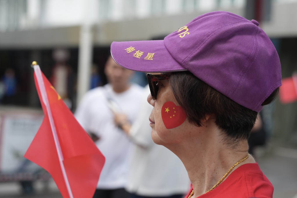 市民慶祝香港回歸祖國27周年。