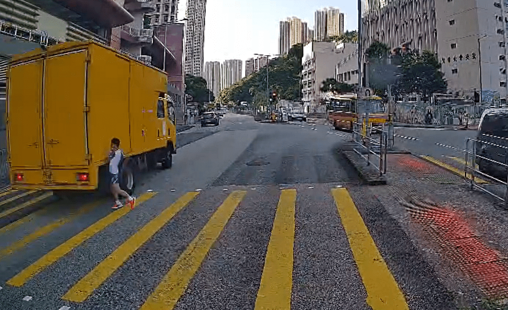 男童衝出馬路驚險過程。fb：香港交通及突發事故報料區