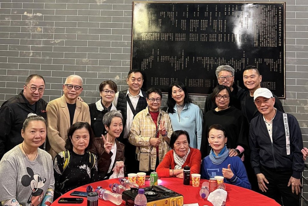 余慕莲（前右二）获好友邓达智邀请出席邓氏宗祠举办宴会。