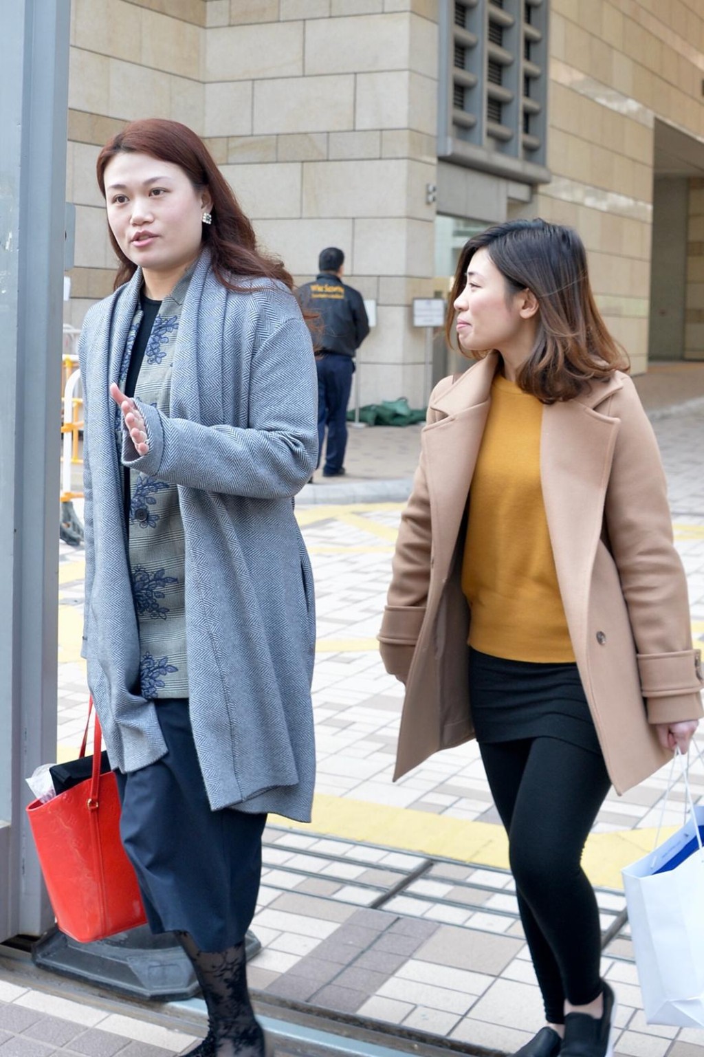 國泰代表(左)。