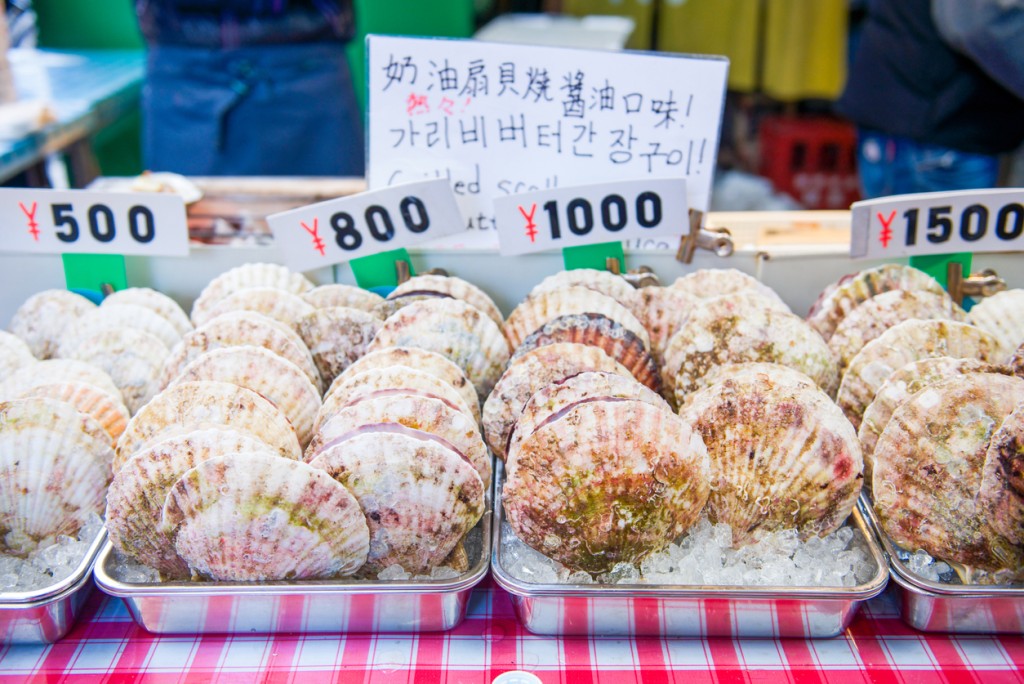 日媒報道指，豐洲市場冷凍扇貝的出口銷售額大減八成，市場上的扇貝價格則下跌30%。
