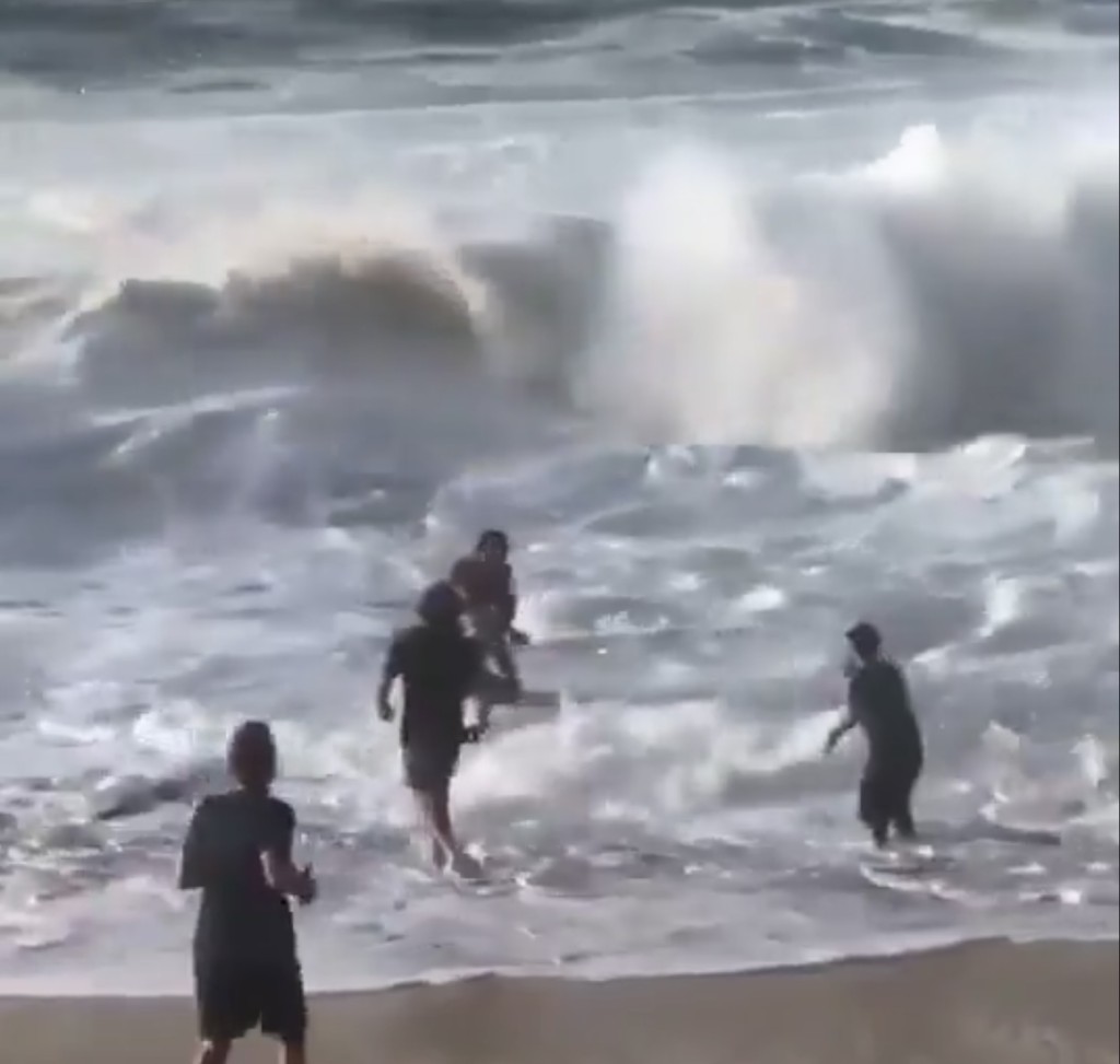 多明尼加首都聖多明各海灘出現巨浪，泳客驚險逃生。