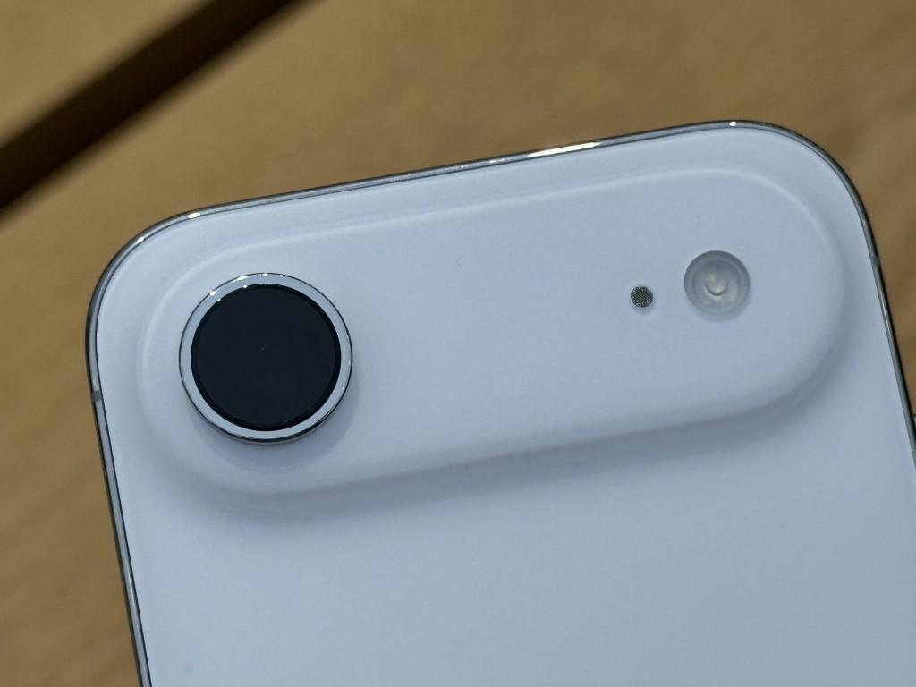 iPhone Air只有一顆48MP廣角鏡。 iPhone Air只有一顆48MP廣角鏡。