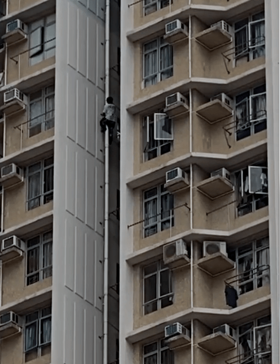 男子激動爬出大廈外牆。fb：香港交通及突發事故報料區