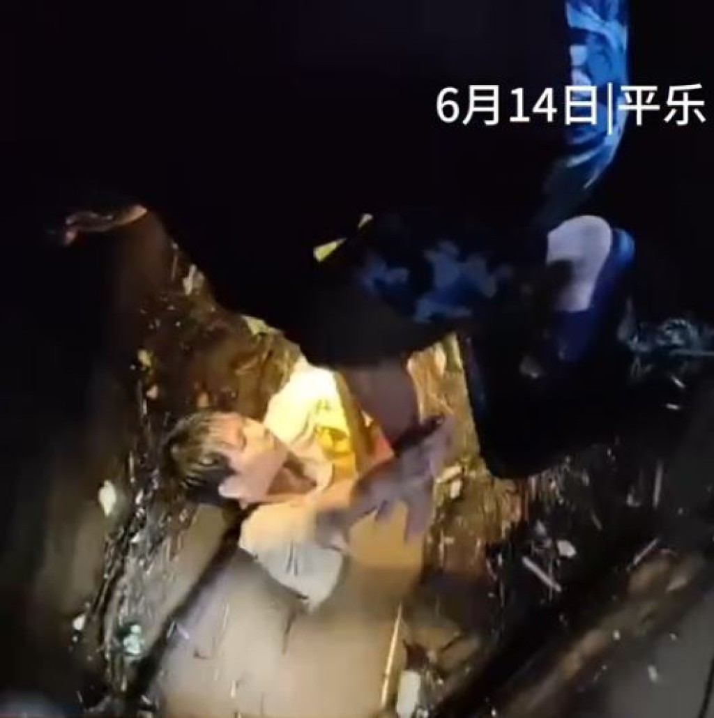 广西汉暴雨夜钓堕桂江，漂流4小时逾30公里后获救。