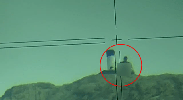这时蹲下山顶的「标高柱」位于三角网测站旁，为黑白色圆柱状。
