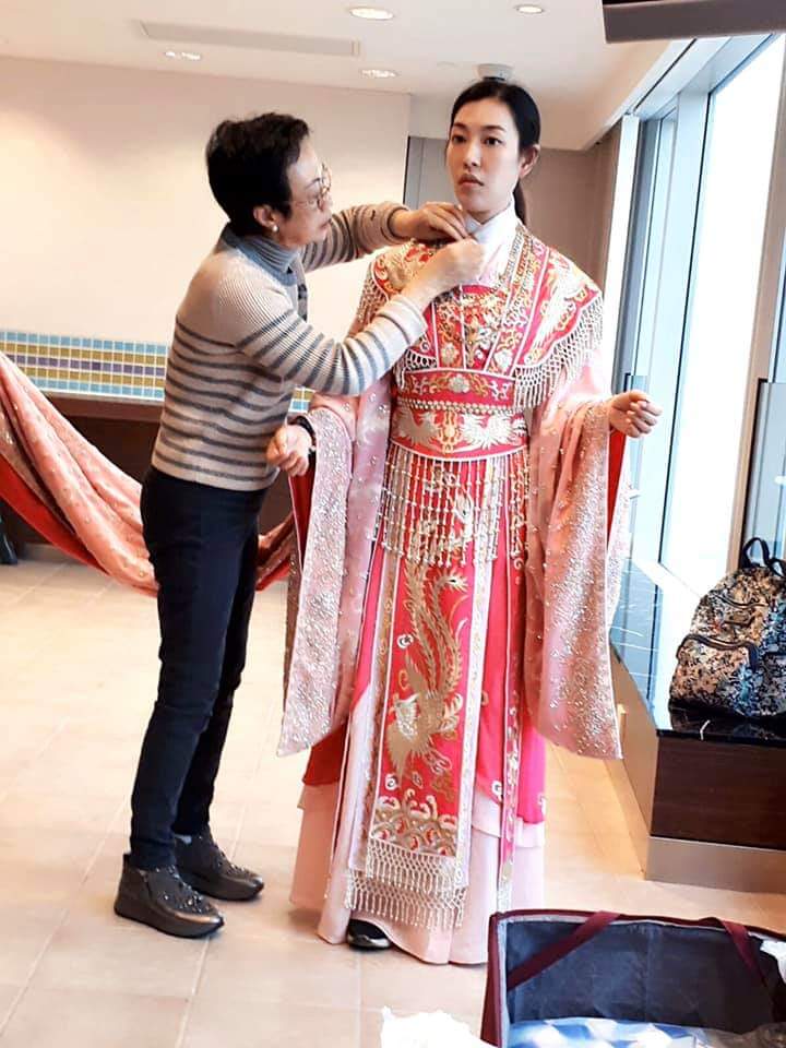 粵劇名伶龍劍笙跟鄭雅琪進行排練。