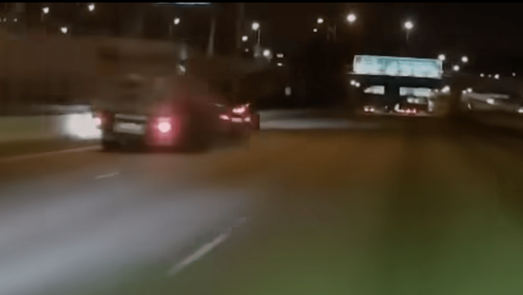 私家車失控遭貨車攔腰撞。車cam L(香港群組)影片截圖 私家車失控遭貨車攔腰撞。車cam L(香港群組)影片截圖