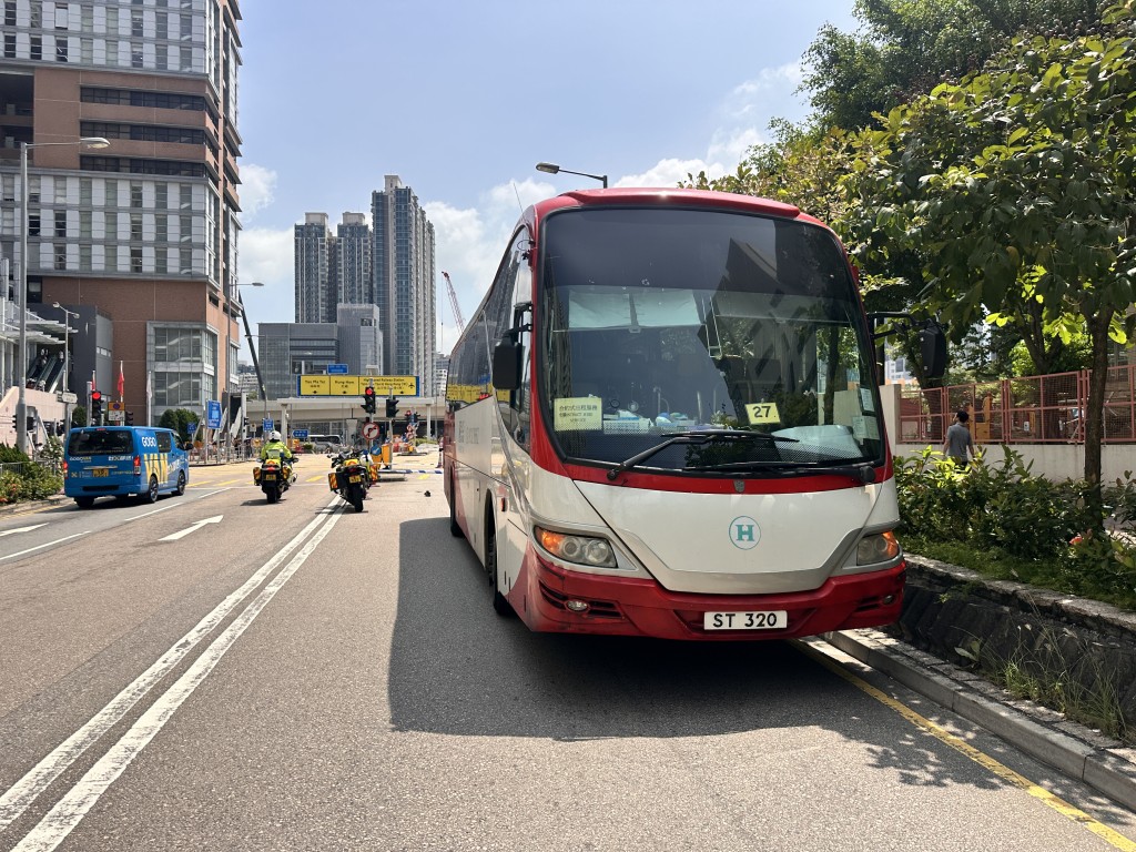 旅游巴在海泓道撞毙一名男子。梁国峰摄