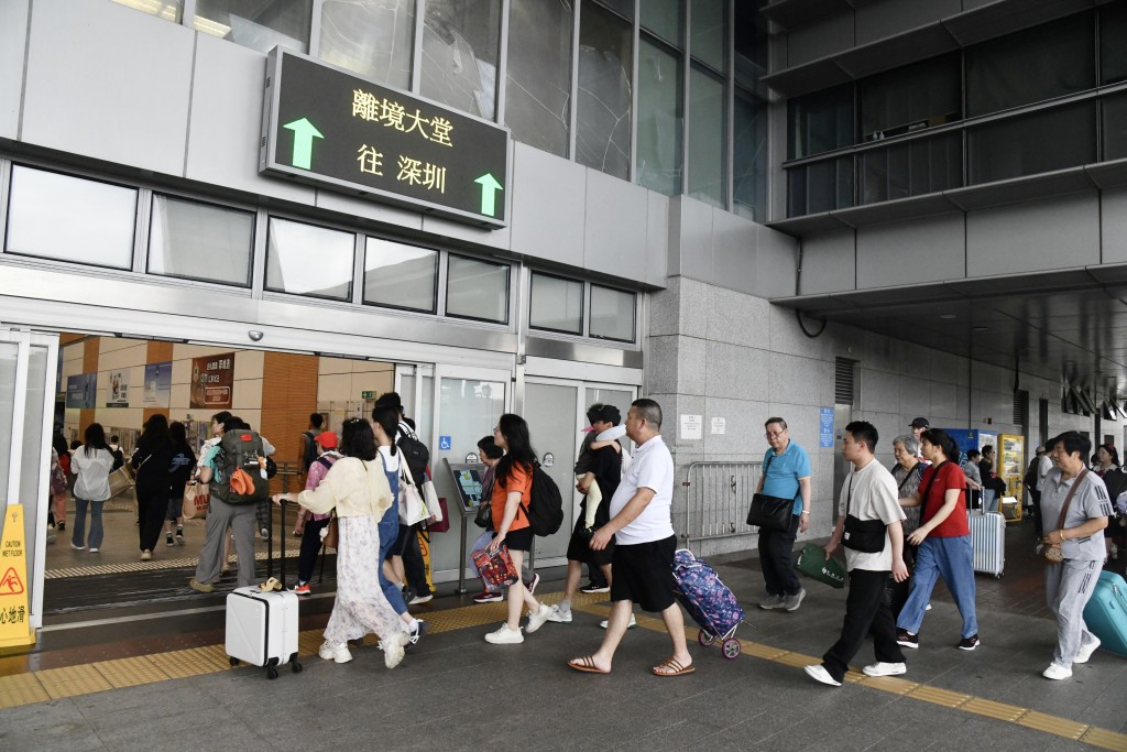 方保僑指,一般港人短期北上,只需提前在香港將儲值卡插入手機並激活即可。 方保僑指,一般港人短期北上,只需提前在香港將儲值卡插入手機並激活即可。