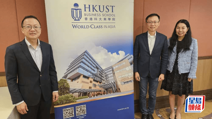 科大商學院署理院長許佳龍（右二）表示，商學院今年與清華大學五道口金融學院合作，推出雙語工商管理博士（DBA）課程。陳嘉婉攝