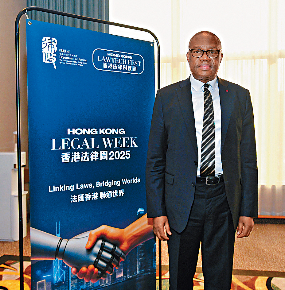 喀麦隆共和国立法司司长Gaston Kenfack Douajni。