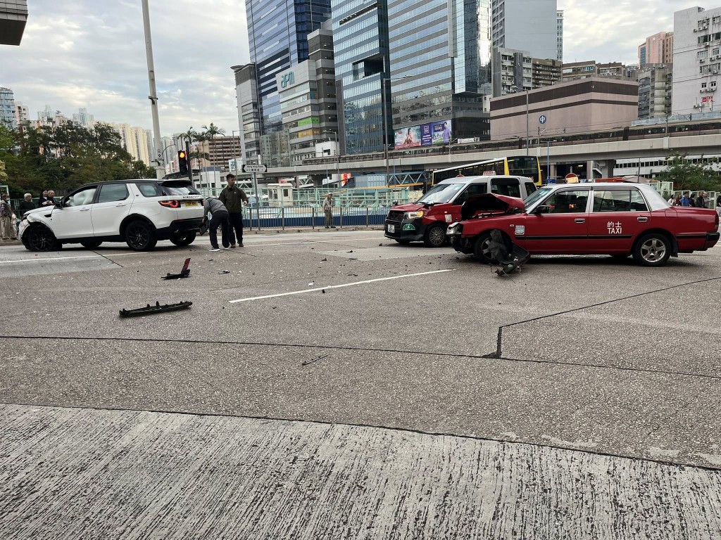 一輛私家車與兩輛的士於牛頭角道及康寧路交界發生相撞。網上圖片 一輛私家車與兩輛的士於牛頭角道及康寧路交界發生相撞。網上圖片