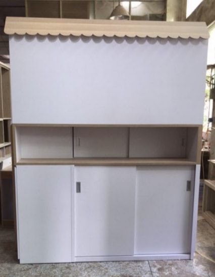 由白色組合櫃堆砌成的「屋仔床」。（網上圖片）