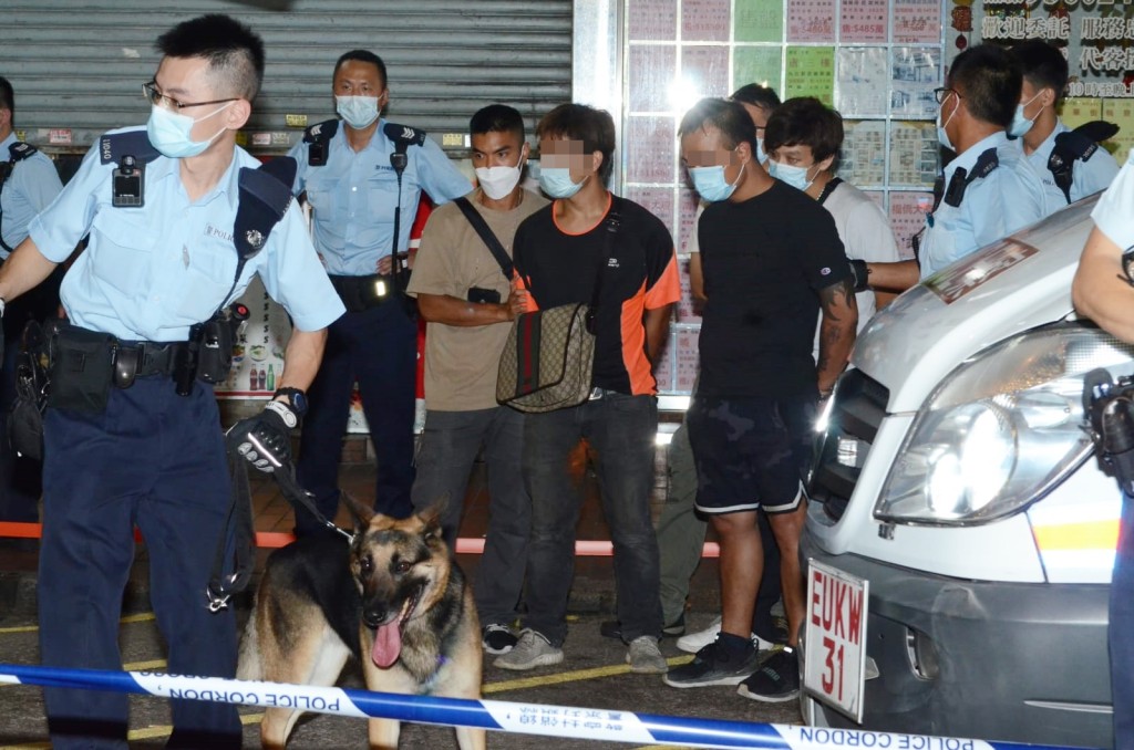 警方搜查車上有否違禁品。