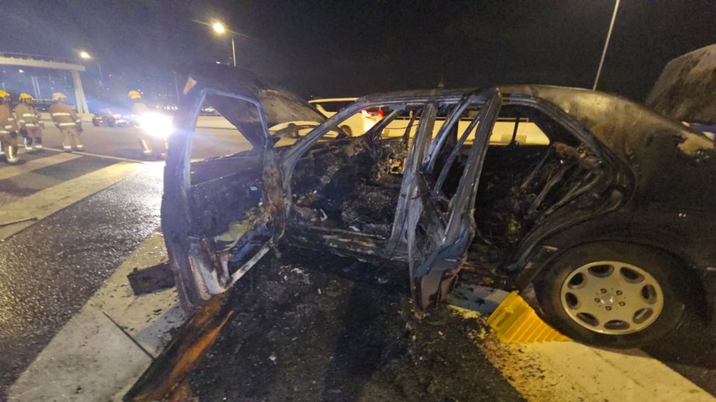 平治私家車車廂嚴重焚毀。黎志偉攝 平治私家車車廂嚴重焚毀。黎志偉攝