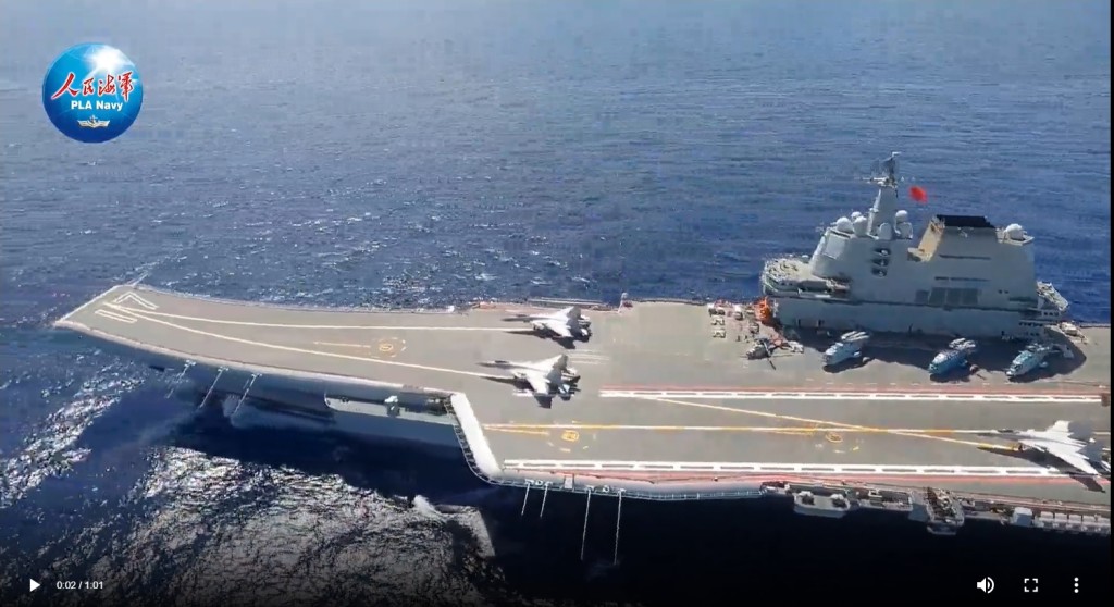 「山东舰」几条跑道同时放飞战机。