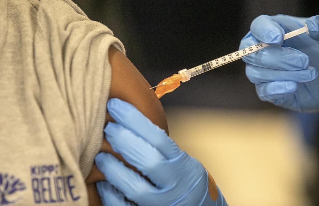 Arexvy 疫苗适合60岁或以上人士接种。美联社
