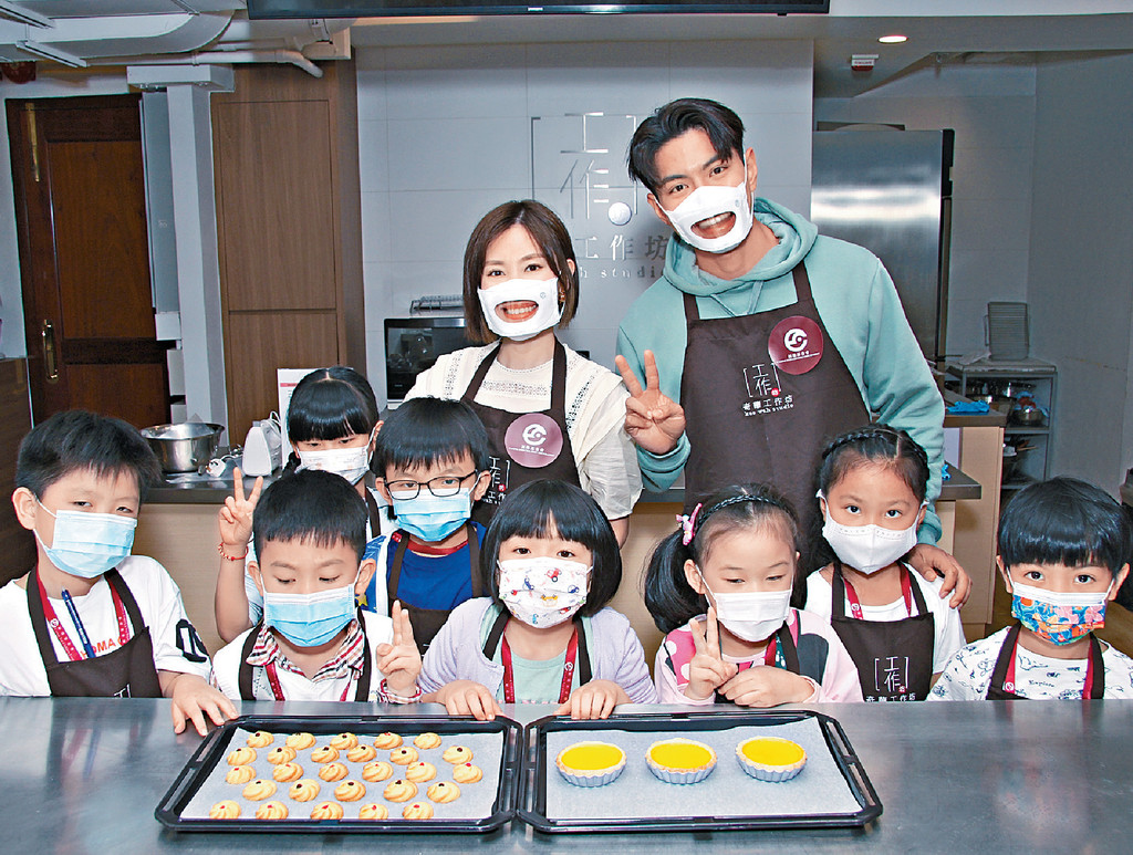 ■天宇和家旻跟小朋友們一起製作蛋撻及曲奇。
