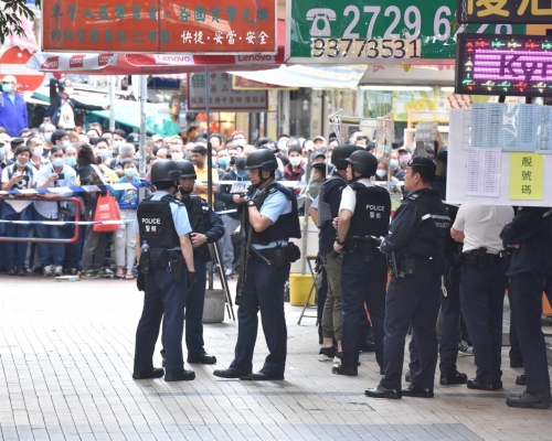 大批警員穿上避衣及荷槍實彈上樓搜索。