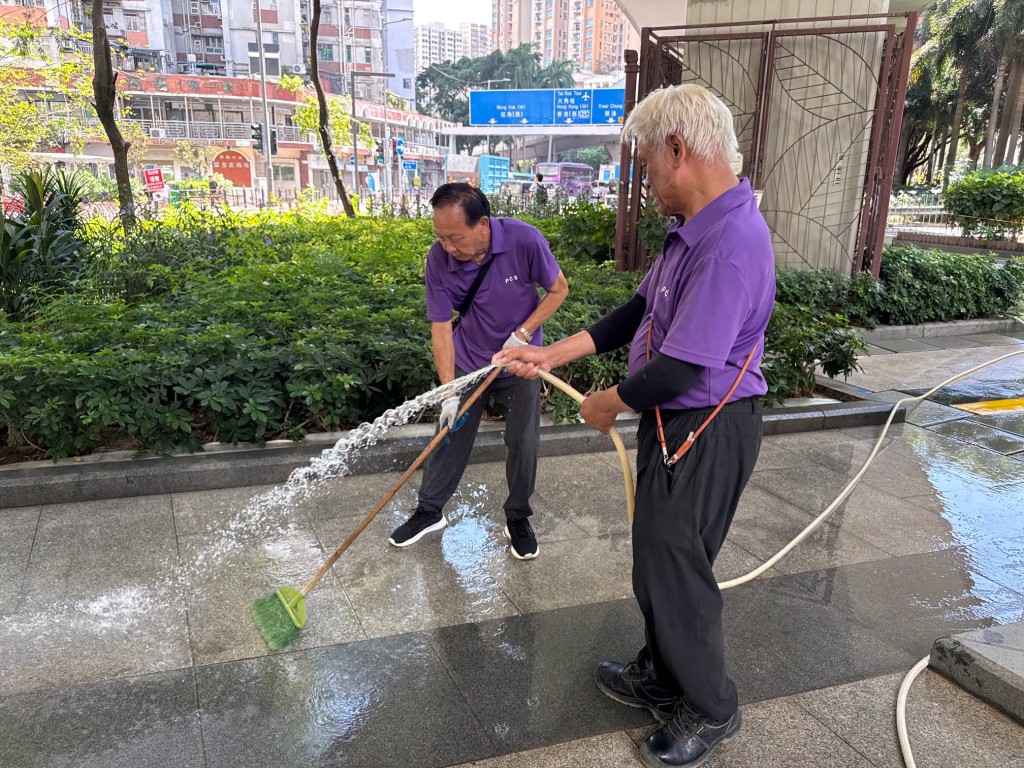 康文署今日較早時安排清潔人員清洗場地，保持環境衞生。康文署FB