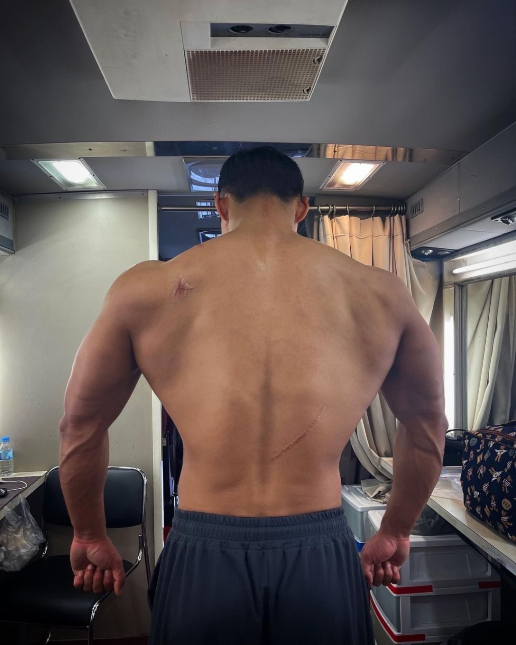 南宮珉上載「倒三角」背影照。