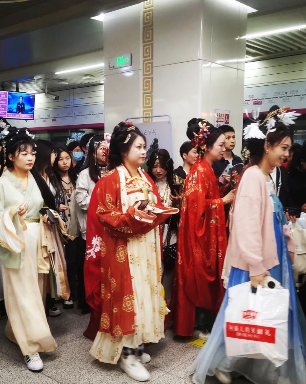 在地铁上穿着汉服（小红书）