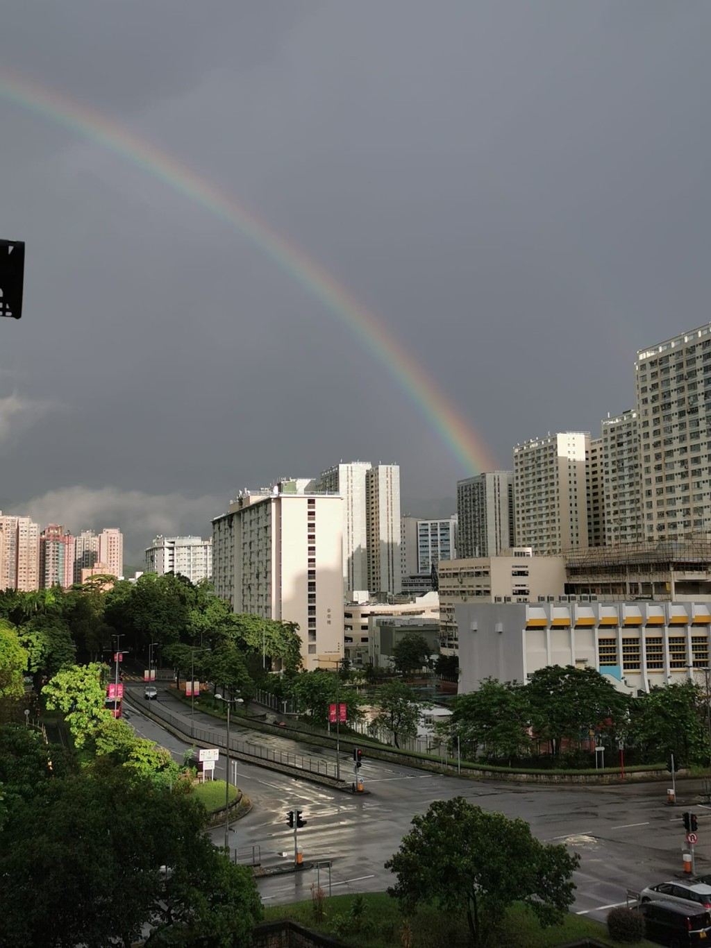 有街坊在大埔大元邨一帶影到雙彩虹。(FB@大埔TaiPo@LinFourth)