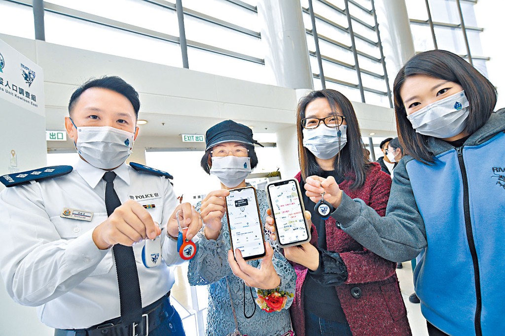 （右起）東九龍總區失蹤人口調查組高級督察馬仲瑩、屈女士及鄧女士與東九龍總區行動部總督察傅駿業展示手機定位裝置。