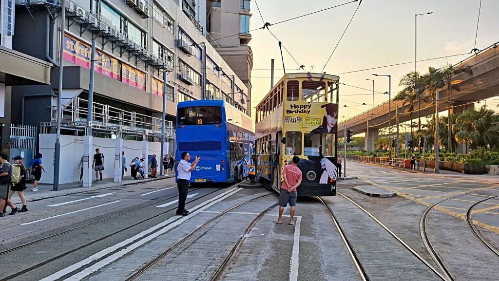 電車出軌撞到巴士。fb:西環變幻時 電車出軌撞到巴士。fb:西環變幻時
