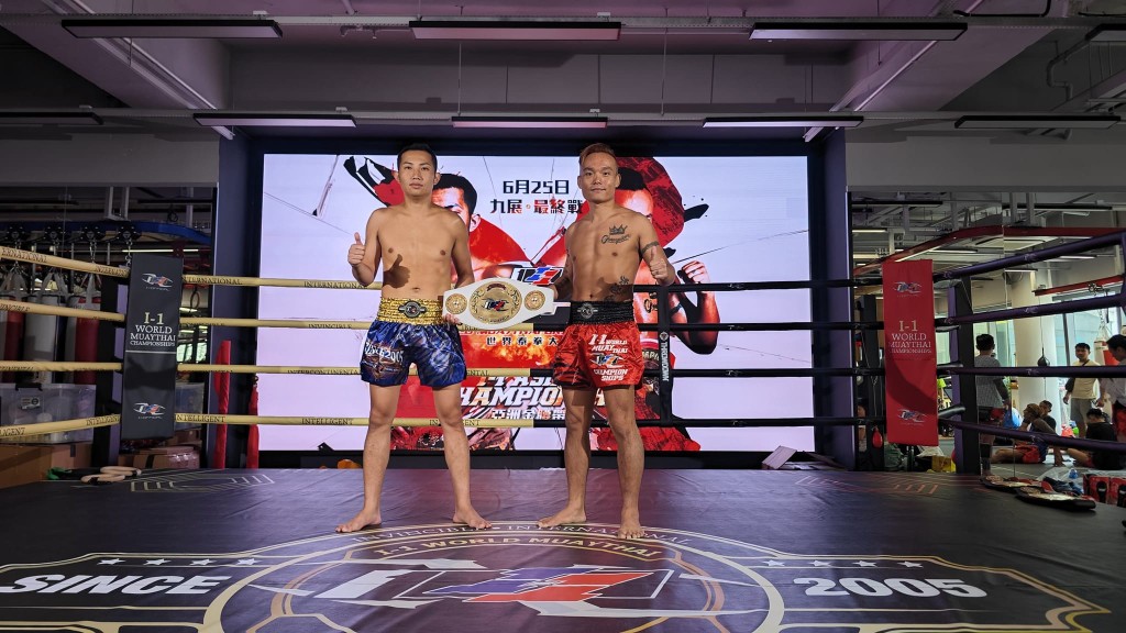 鄧俊敏(右)和許達昇交手，爭奪亞洲拳王金腰帶。 受訪者圖片