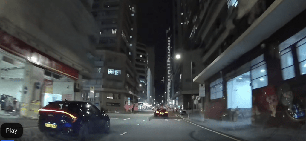 當電動車駛至長裕街交界十字路口時，突然遭一輛由姓洪（51歲）男子駕駛的白色私家車攔腰撞上。fb「車cam L（香港群組）」