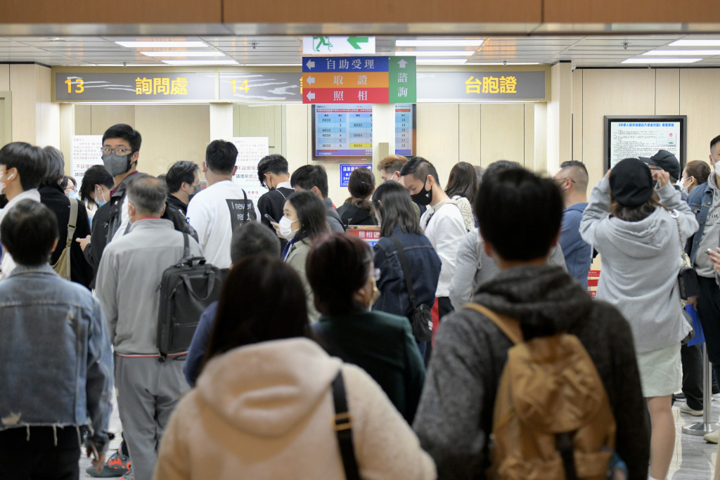 局方会继续与相关内地部门和香港中旅保持密切联系，以推动更多便利措施协助市民。资料图片