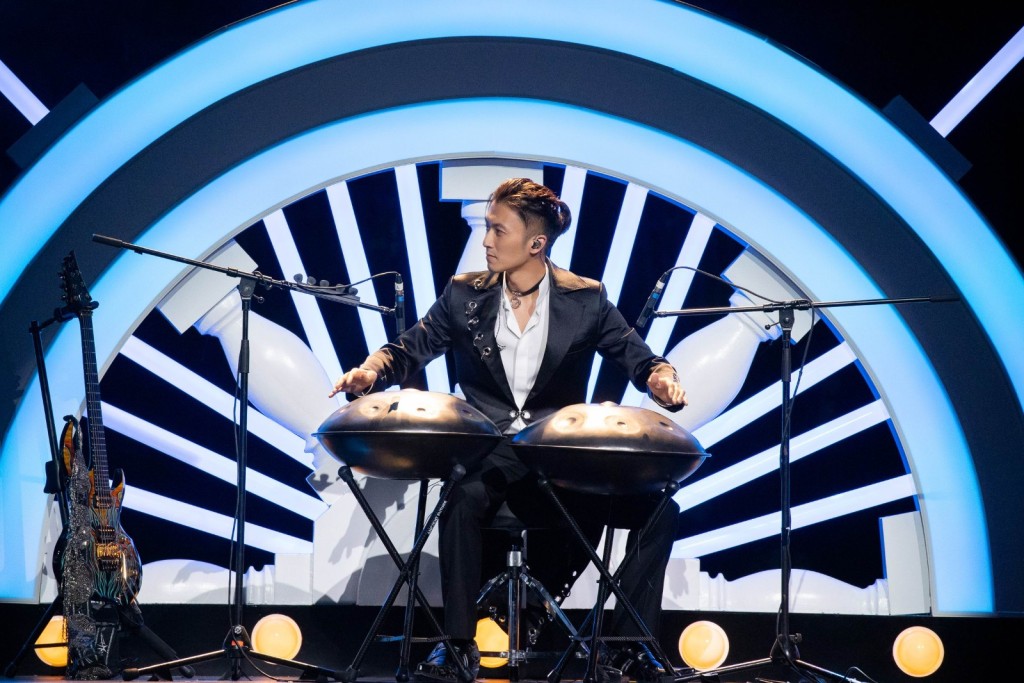 霆鋒展現多才多藝的一面,除了彈電結他,更大玩手碟樂器。