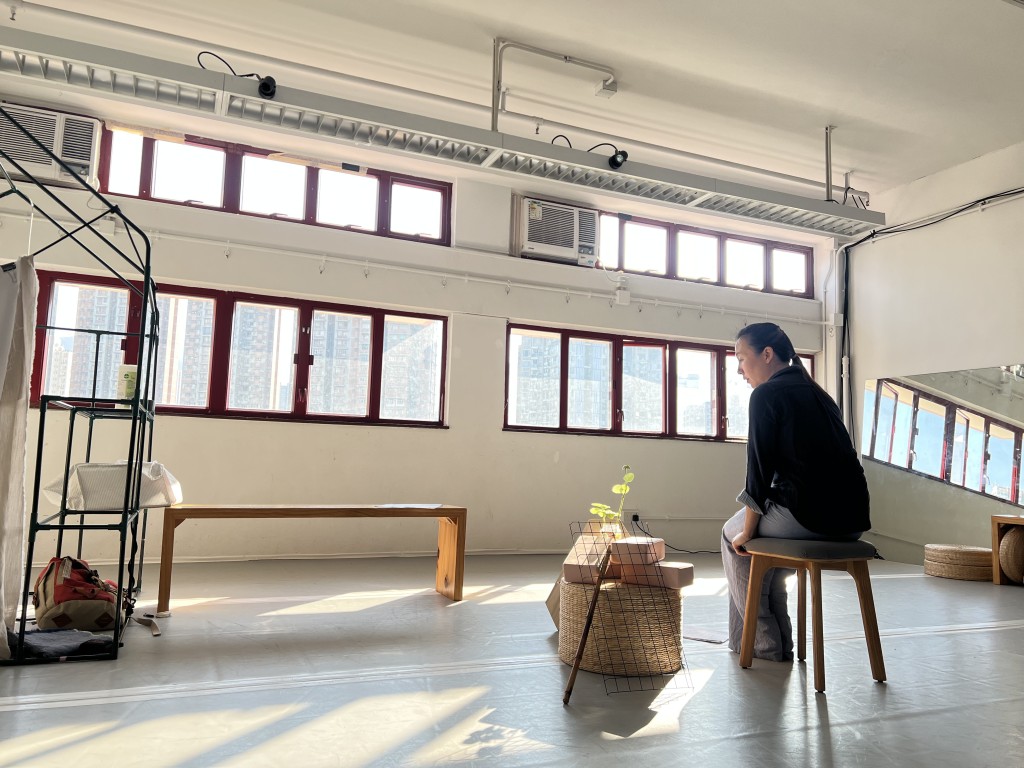 一個人在台上 梁曉端的身體漂流