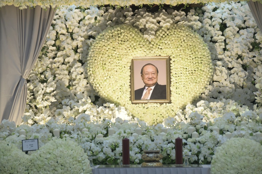 金庸的丧礼于2018年11月假香港殡仪馆举行。